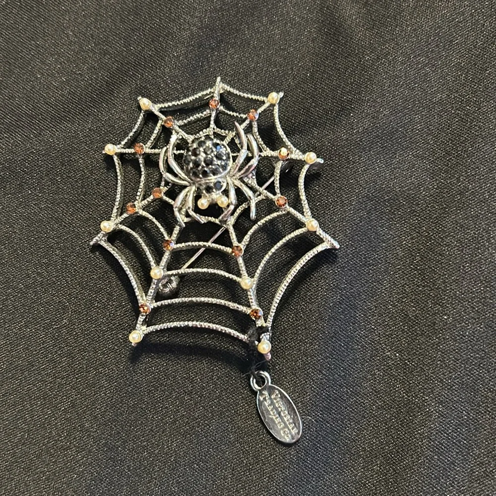 Spider in web pin - Picture 2 of 3